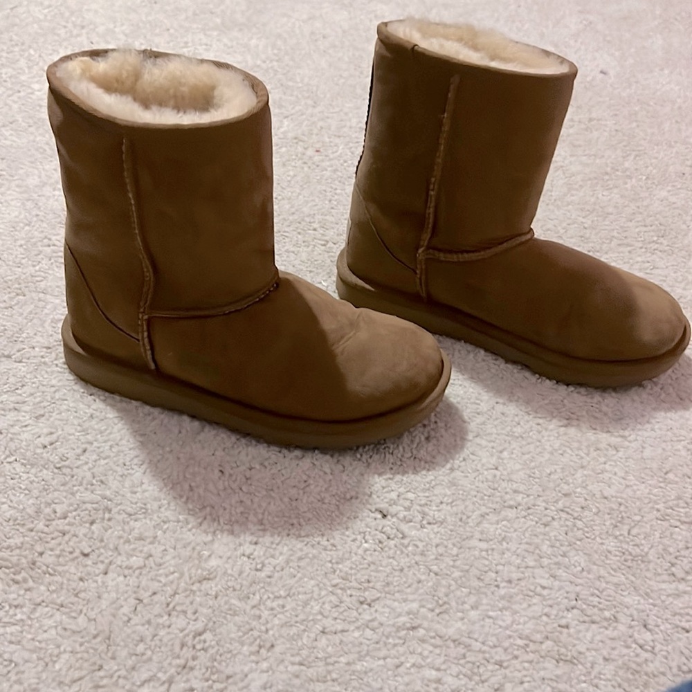 I’m selling UGGS size 4 and 2 color black and light brown